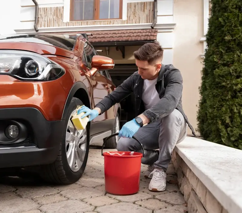 Lavage auto à domicile Pleudaniel : professionnel intervenant sur un véhicule